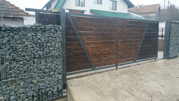 Aliniere panouri gard metalic cu piatra sparta si poarta pe traseu perimetral