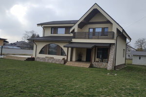 Applying Decorative Brown Accents to Decorative Plaster on a House in Saftica thumbnail