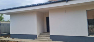 aplicare tencuiala decorativa gri pe soclu fundatie casa structura metalica thumbnail