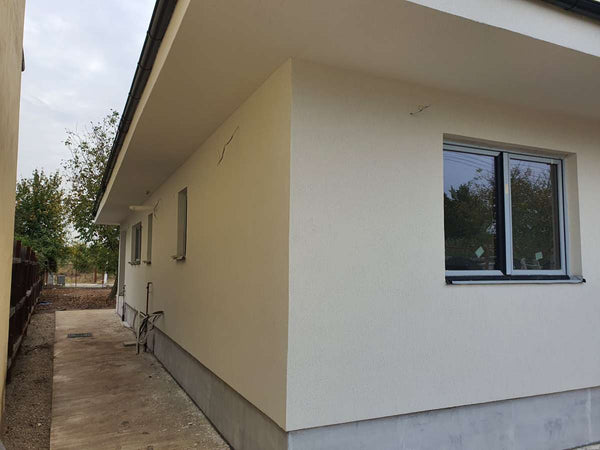 Aplicare tencuiala decorativa siliconata pe fatada casei parter