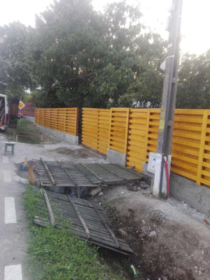 Construction of a Concrete and Wood Fence GA03 thumbnail