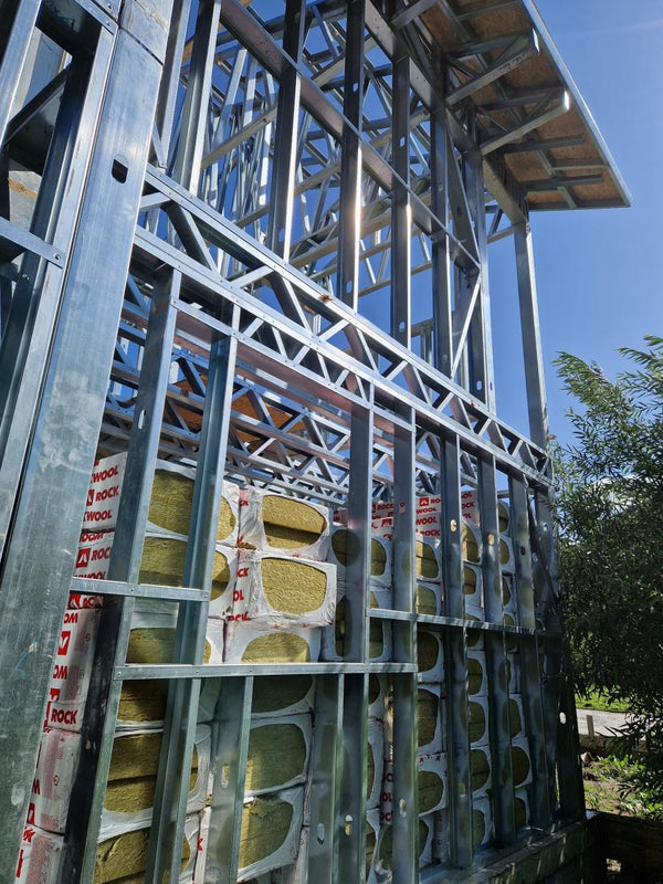 depozitare vata bazaltica in perimetrul casei pentru montaj ulterior pe fatade