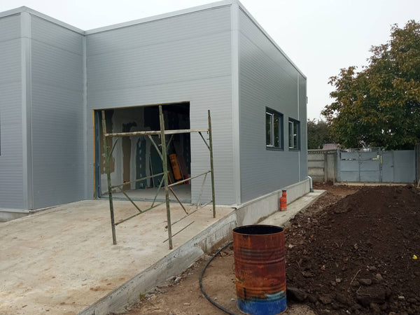 detaliu asamblare panouri sandwich hala pe structura metalica