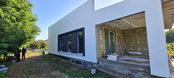 Detaliu executie tencuiala decorativa pe pereti exteriori casa parter