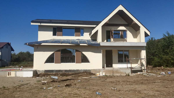 Detaliu fatada cu tencuiala decorativa si contrast cromatic