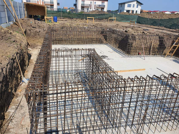 detaliu turnare placa si armatura pereti fixata in beton