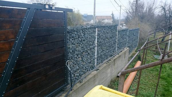 Distributie uniforma piatra concasata in panourile gardului metalic