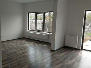 Finisaje interioare finalizate pentru casa la cheie pe structura metalica, zona living si pardoseli montate