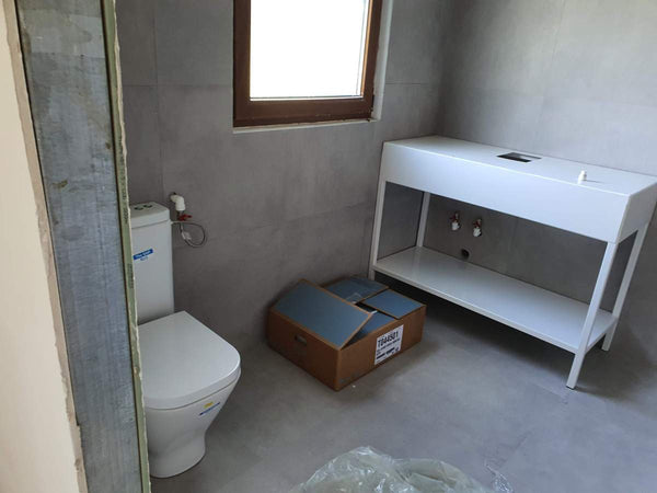 Finisaje interioare grup sanitar inainte de montajul usii