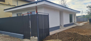Gard metalic cu sipca gri antracit montat pe fundatie cu soclu din beton thumbnail