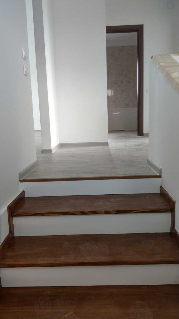 hol de acces finisat la etaj