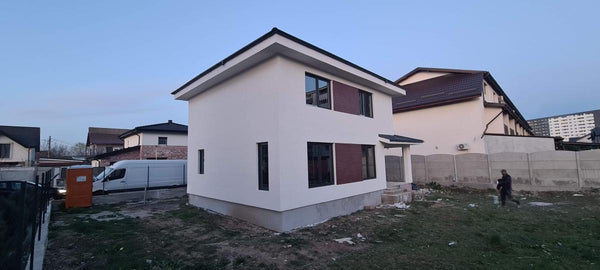 Integrare placari decorative in fatada casei metalice