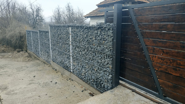 Integrare poarta din lemn in linia gardului din piatra sparta