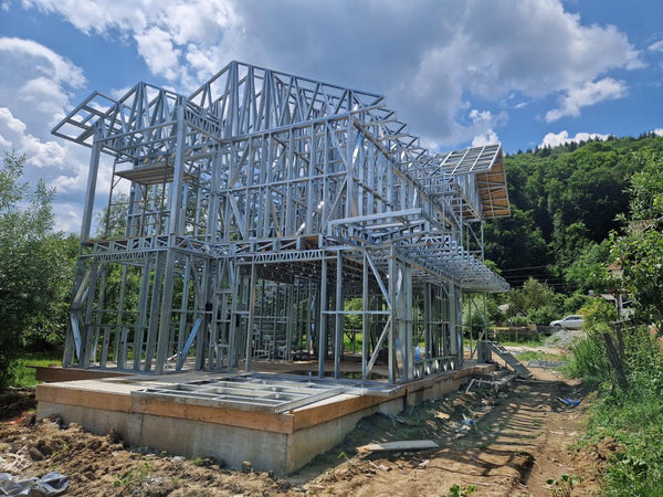 montaj structura metalica casa si placare exterioara partiala acoperis