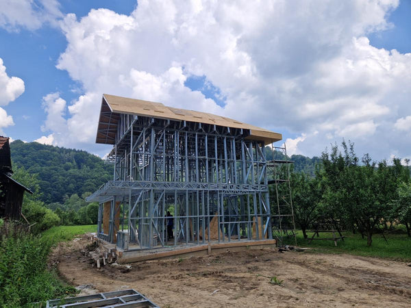 perspectiva casa metalica din otel zincat cu acoperis placat cu OSB