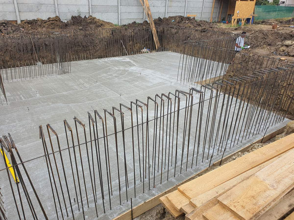 Placa de beton proaspat turnata pentru pardoseala demisol