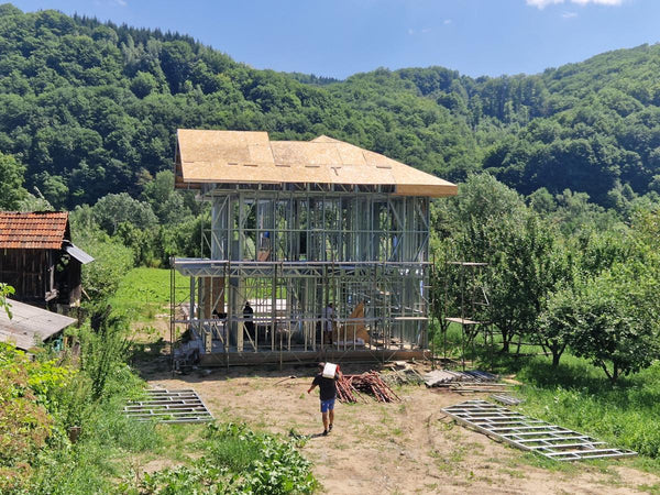 santier in lucru montaj elemente structurale casa