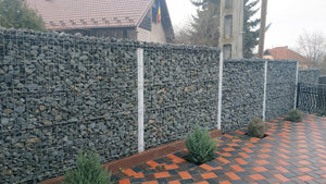 Vedere de ansamblu gard din beton metal si piatra sparta GA13 finalizat thumbnail