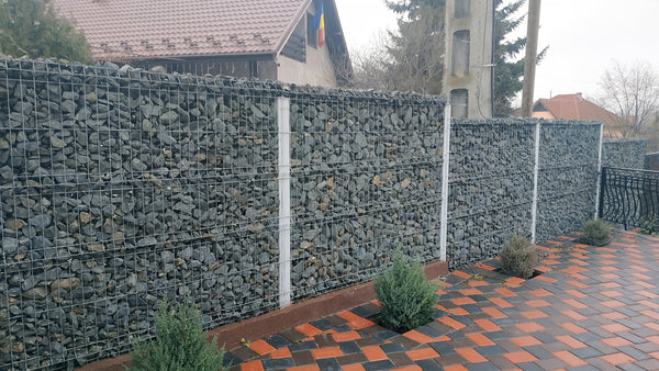 Vedere de ansamblu gard din beton metal si piatra sparta GA13 finalizat