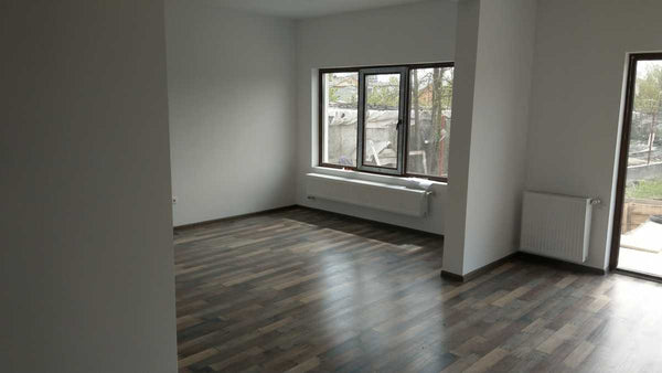 Vedere generala living finisat in casa la cheie pe structura metalica