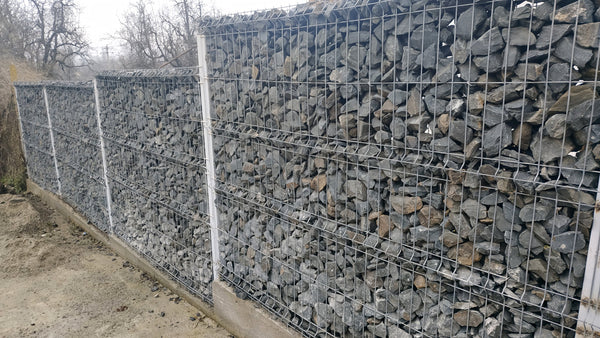 Vedere laterala gard GA13 cu structura metalica si umplutura minerala